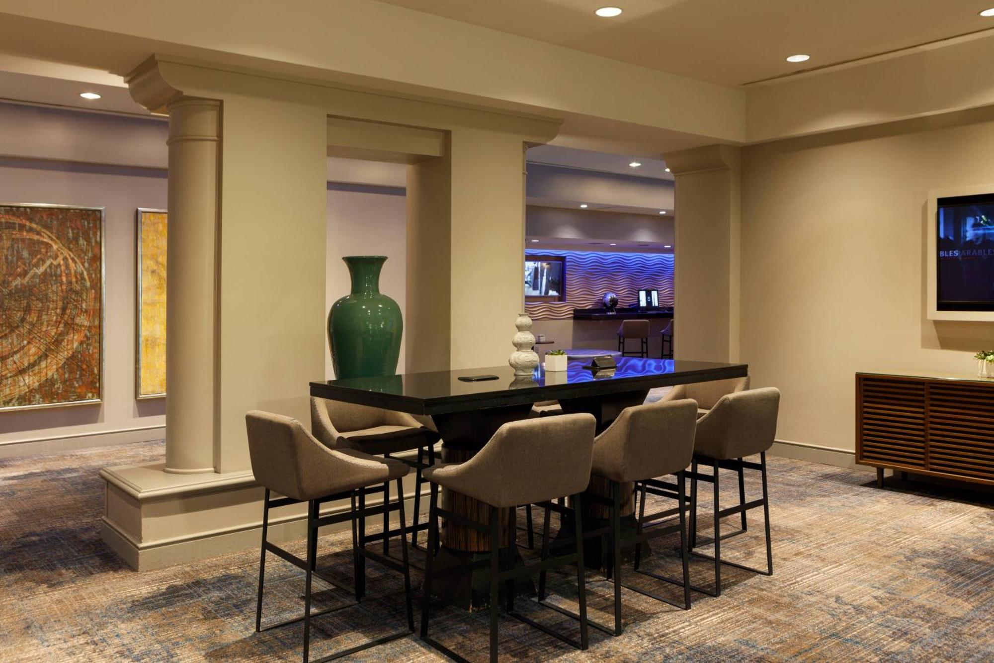 Renaissance Angeles Airport Hotel 4*