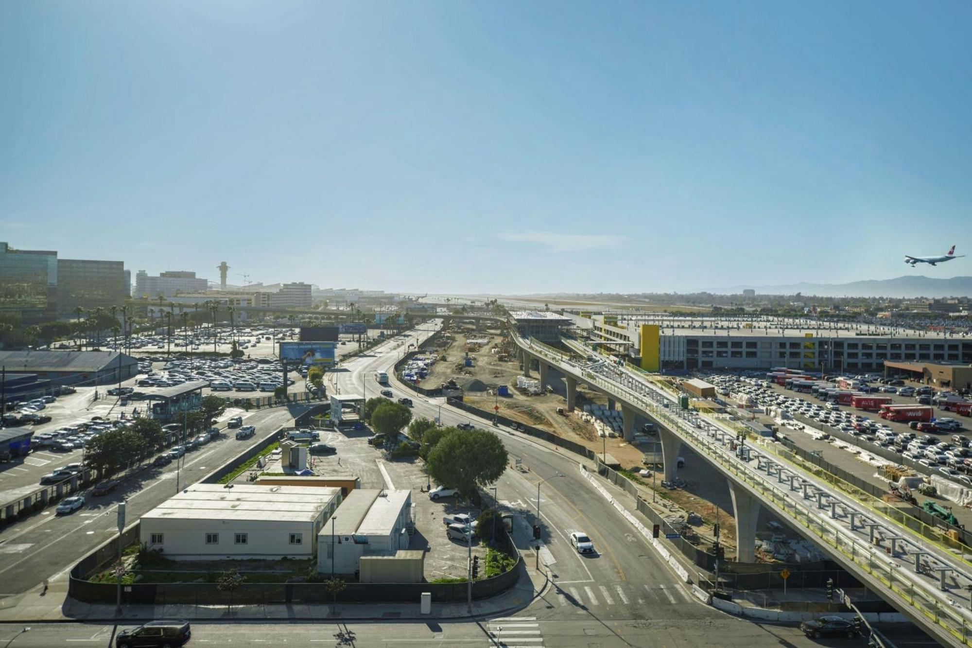 Renaissance Angeles Airport Hotel 4*